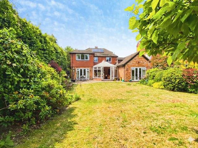House for sale in Heol-las, Surrey