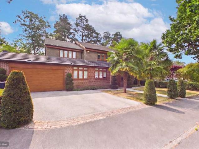 House for sale in Heol-las, Surrey