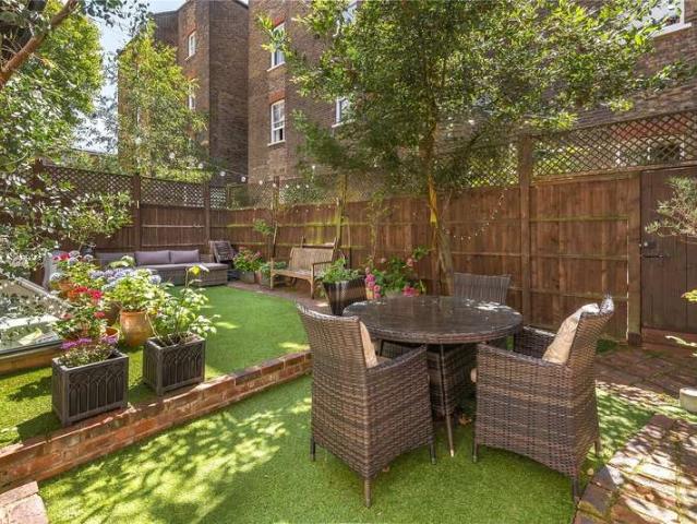 House for sale in Royal Borough of Kensington and Chelsea, Greater London