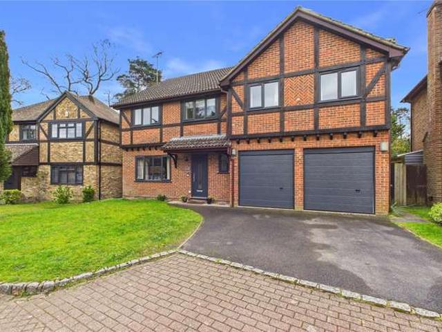 House for sale in Heol-las, Surrey