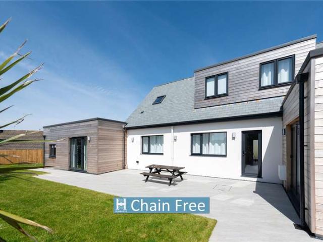 House for sale in Mawgan-in-Pydar, Tregurrian
