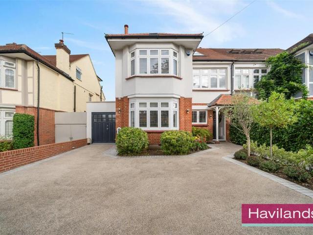 House for sale in Winchmore Hill, Greater London