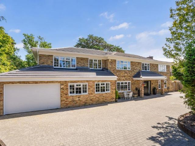 House for sale in Heol-las, Surrey