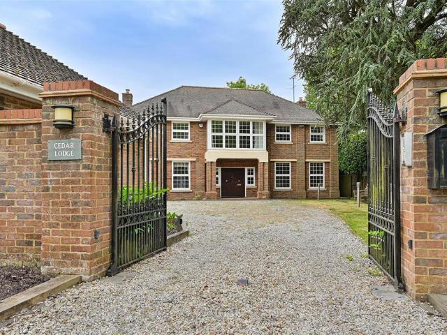 House for sale in Hatching Green, Five Acres