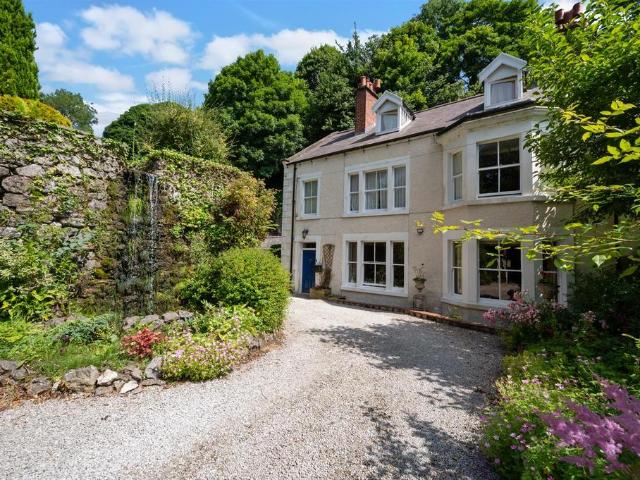 House for sale in Froggatt, East Midlands