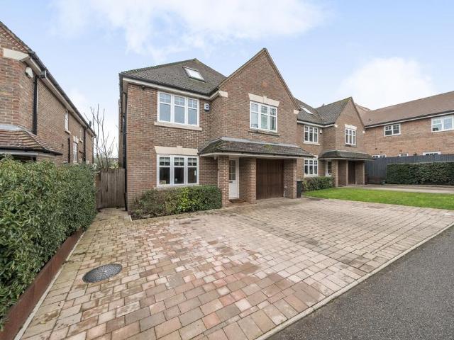 House for sale in How Wood, Five Acres