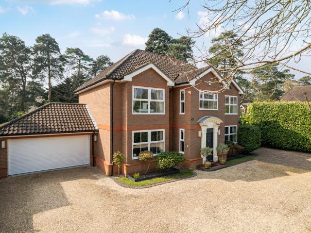 House for sale in Heol-las, Surrey