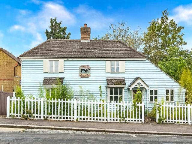 House for sale in Woodford Bridge, Greater London