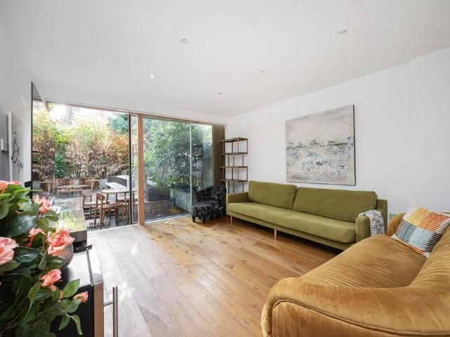 House for sale in Canonbury, Greater London