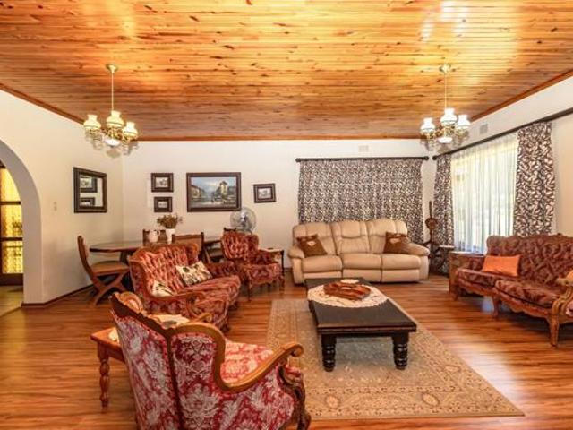 House for sale in Oudtshoorn Local Municipality, Garden Route District Municipality