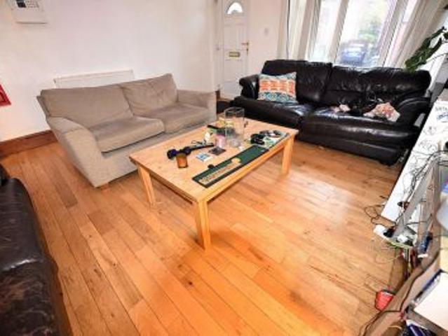 Room for rent in Hyde Park, West Yorkshire