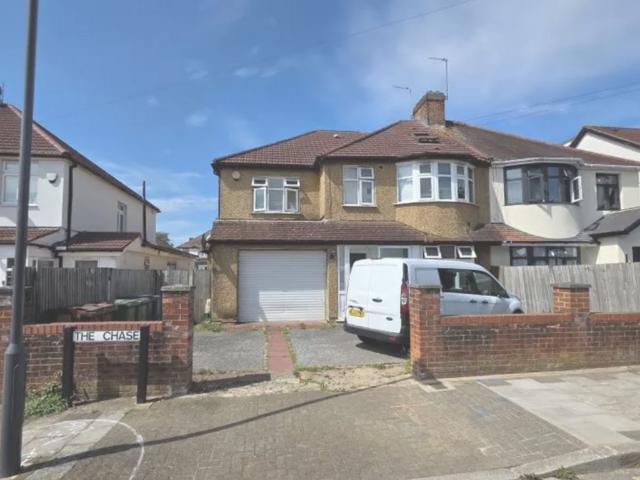 Room for sale in South Stanmore, Greater London