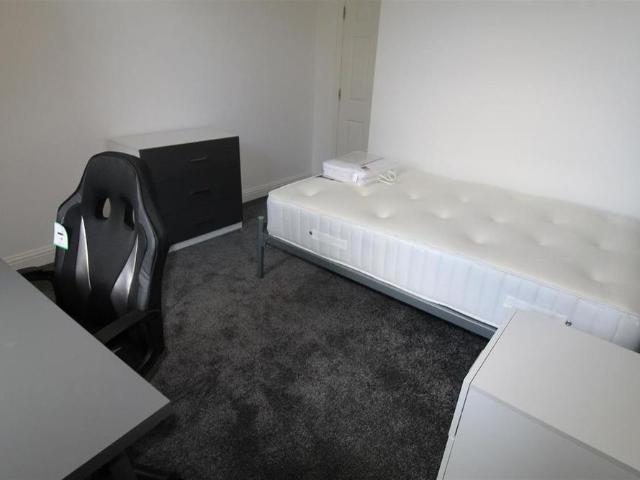 Room for rent in Coundon, West Midlands