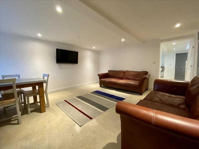 Room for rent in Lipson, Mount Wise
