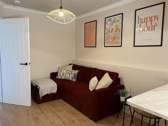 Room for rent in Hales Place, The Bridge
