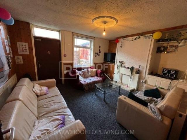 Room for rent in Hyde Park, West Yorkshire
