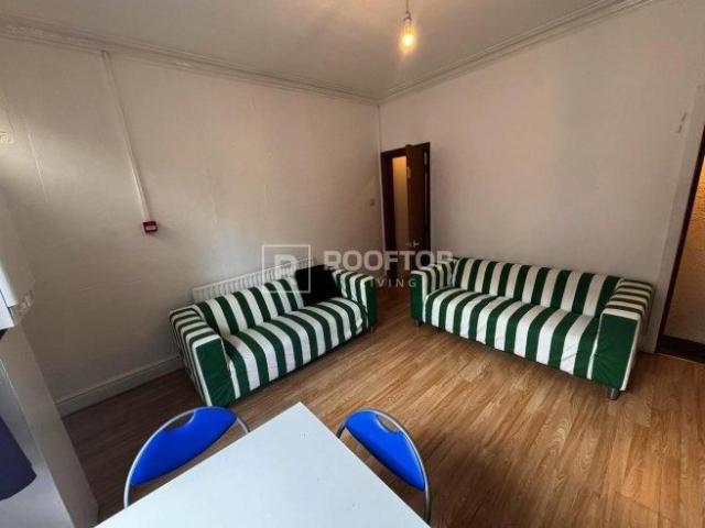 Room for rent in Hyde Park, West Yorkshire