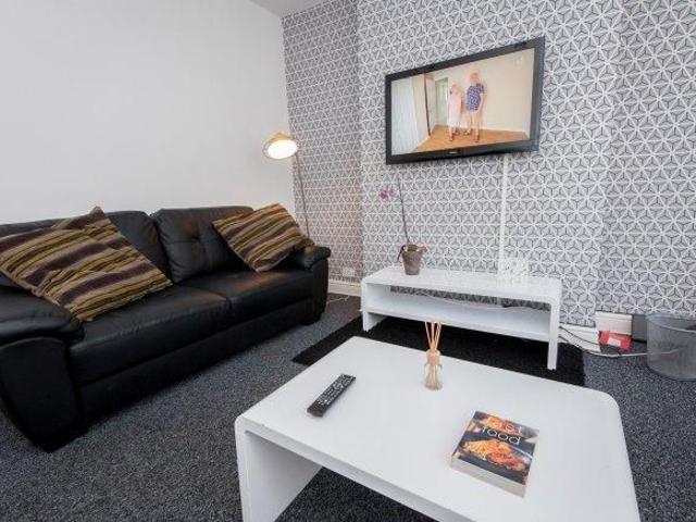 Room for rent in Hyde Park, West Yorkshire