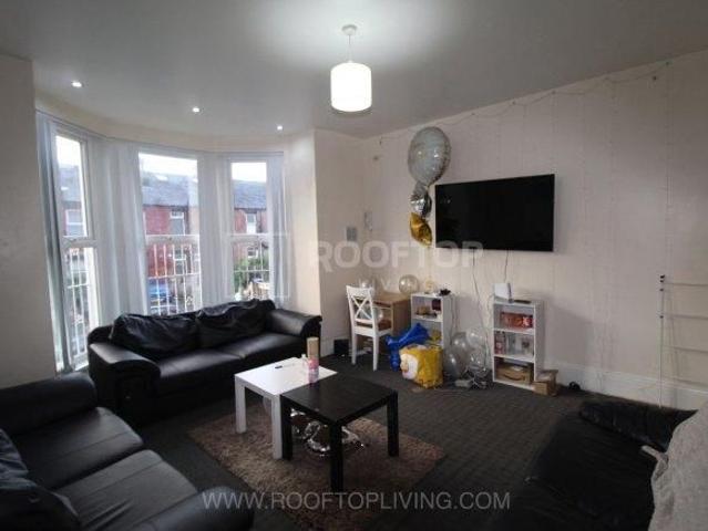 Room for rent in Hyde Park, West Yorkshire