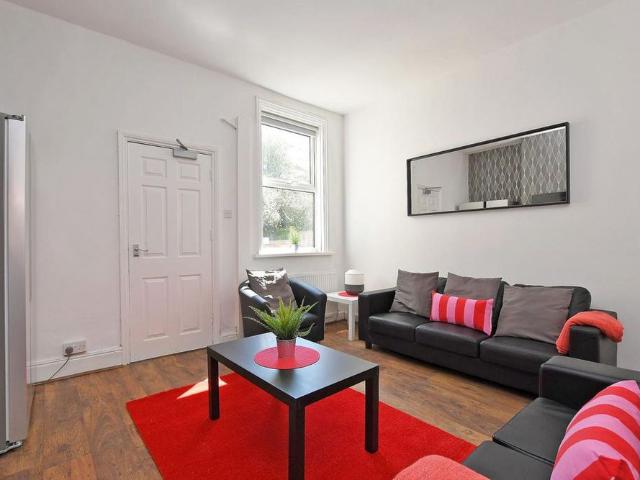 Room for rent in Lowfield, South Yorkshire