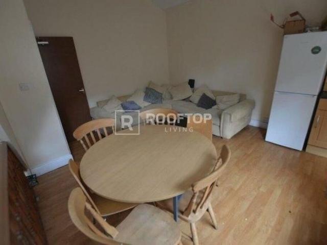 Room for rent in Hyde Park, West Yorkshire