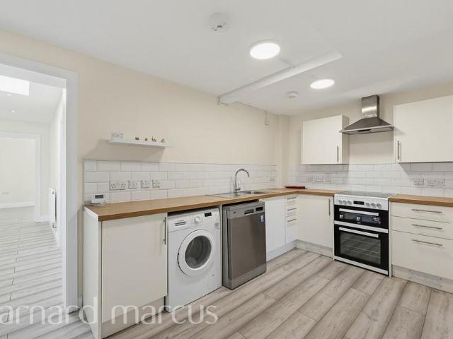 House for rent in Chattern Hill, Lower Halliford