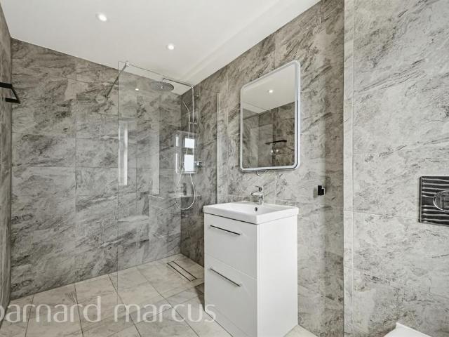 House for rent in Chattern Hill, Lower Halliford