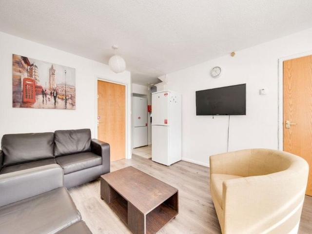 Room for rent in Hales Place, The Bridge