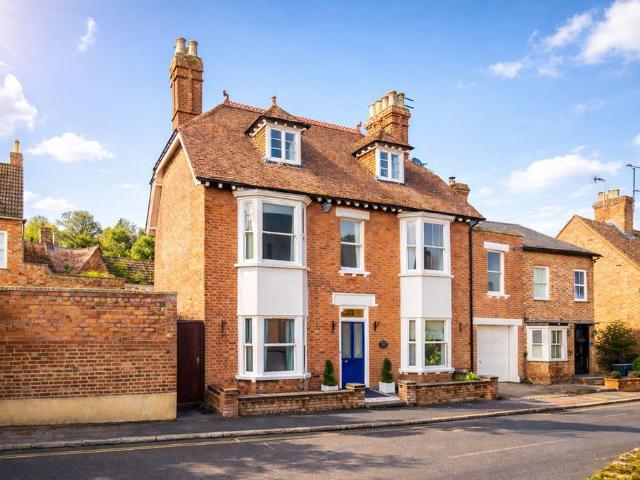 House for sale in Aspley Guise, Bedfordshire