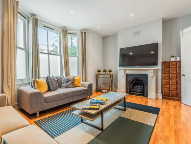 Maisonette for rent in Cat Hill