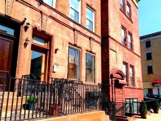Townhouse for sale in Arverne, New York