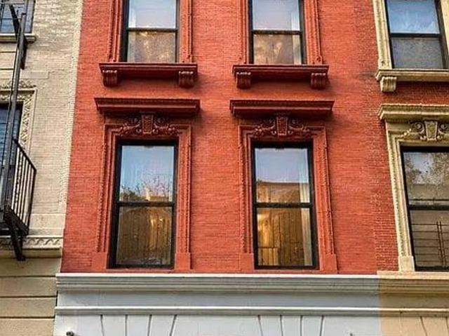 Townhouse for sale in Arverne, New York