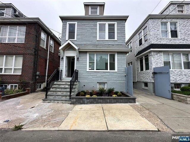 House for sale in Hudson Heights, North Bergen
