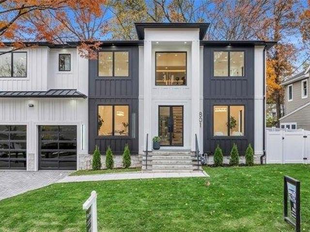 House for sale in Paramus, New Jersey