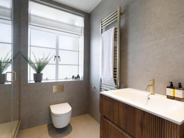 Apartment for rent in Cat Hill, England