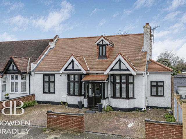 Bungalow for sale in Seven Kings, Greater London