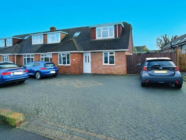Bungalow for sale in Allington, Midway