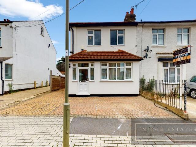 Semi Detached House for rent in North Finchley