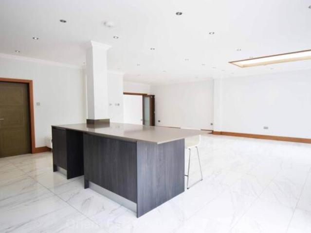 Farm for rent in Woodside Park, Greater London