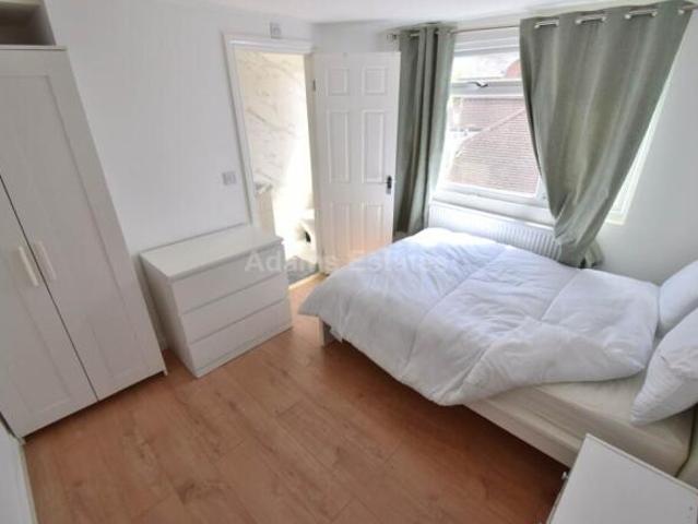 Farm for rent in Whitley Wood, Reading