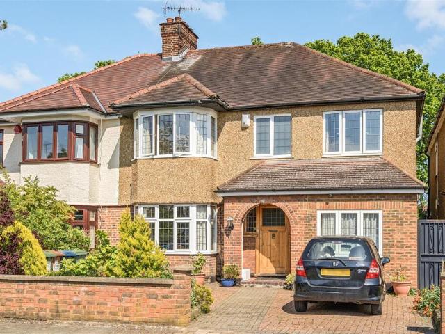 House for sale in Little Stanmore, Greater London