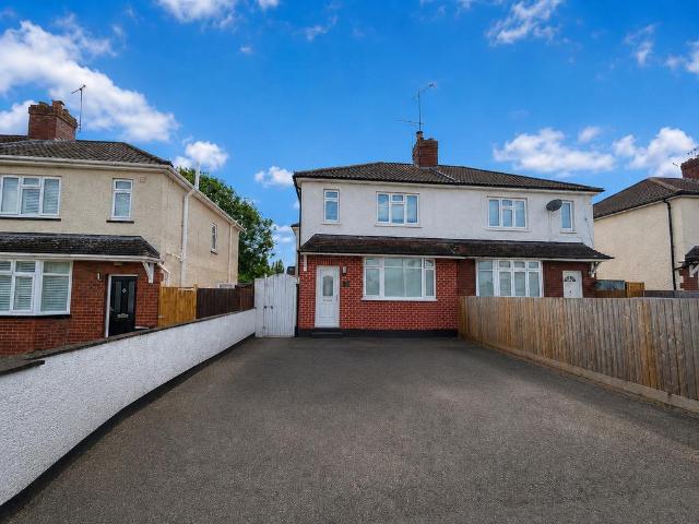 House for sale in Kingswood
