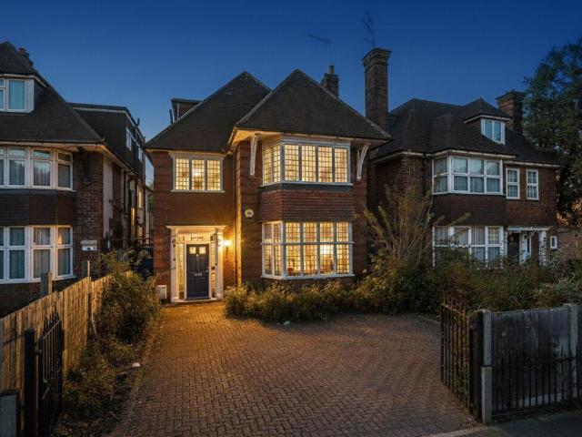 House for sale in Golders Green, Greater London