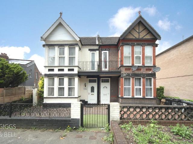 House for sale in Spring Park, Luton