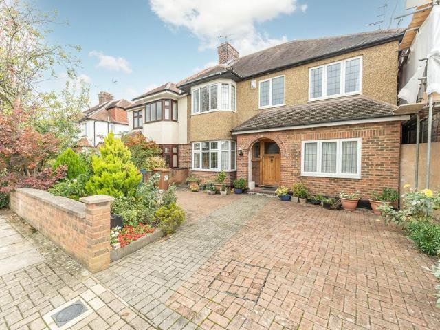House for sale in Little Stanmore, Greater London