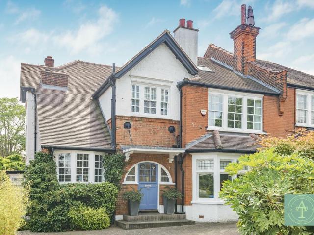 House for sale in Winchmore Hill, Edmonton