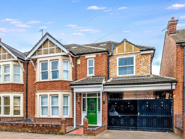 House for sale in Queens Park, Bedford