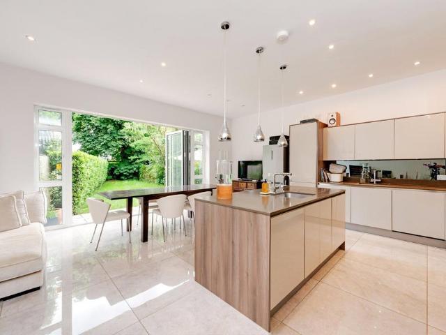 House for sale in Golders Green, Greater London