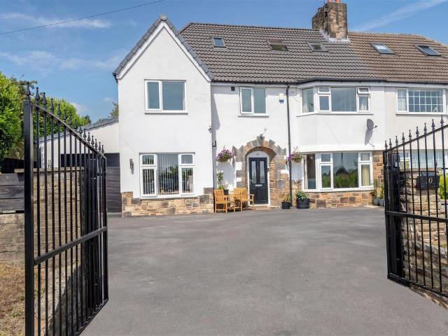 House for sale in Tranmere Park, West Yorkshire