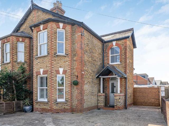House for sale in Felthamhill, Spelthorne